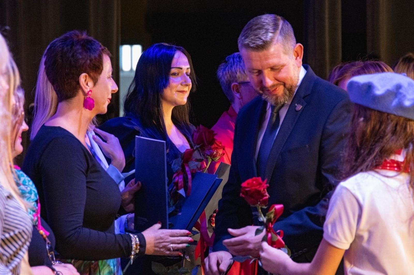 Zdjęcie w galerii na portalu naszwodzislaw.com: Uroczysta gala z okazji Dnia Edukacji Narodowej w WCK wiadomości z regionu