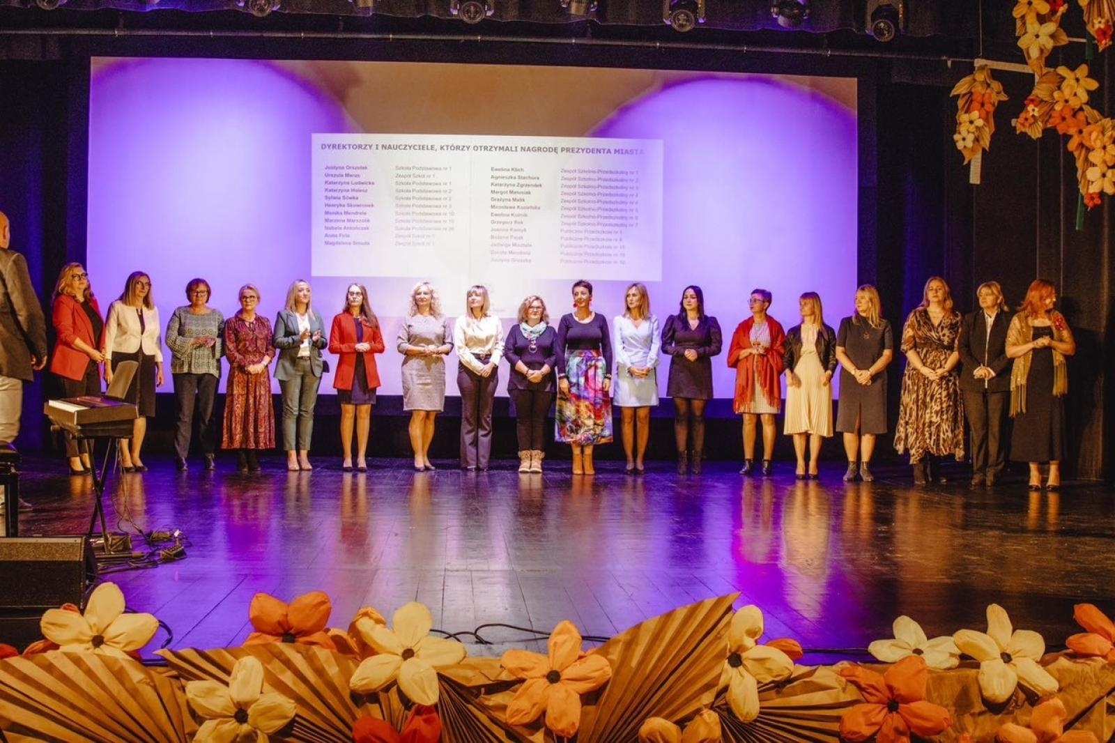 Zdjęcie w galerii na portalu naszwodzislaw.com: Uroczysta gala z okazji Dnia Edukacji Narodowej w WCK wiadomości z regionu