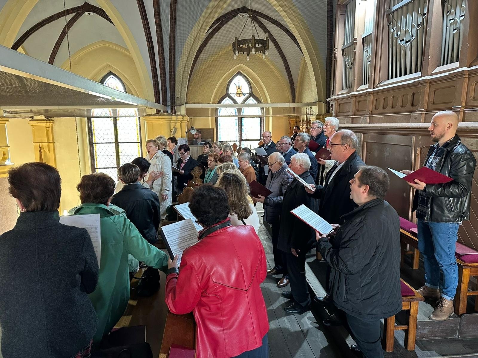 Zdjęcie w galerii na portalu naszwodzislaw.com: Chór Jadwiga z WCK wystąpił w kościele w Rydułtowach wiadomości z regionu