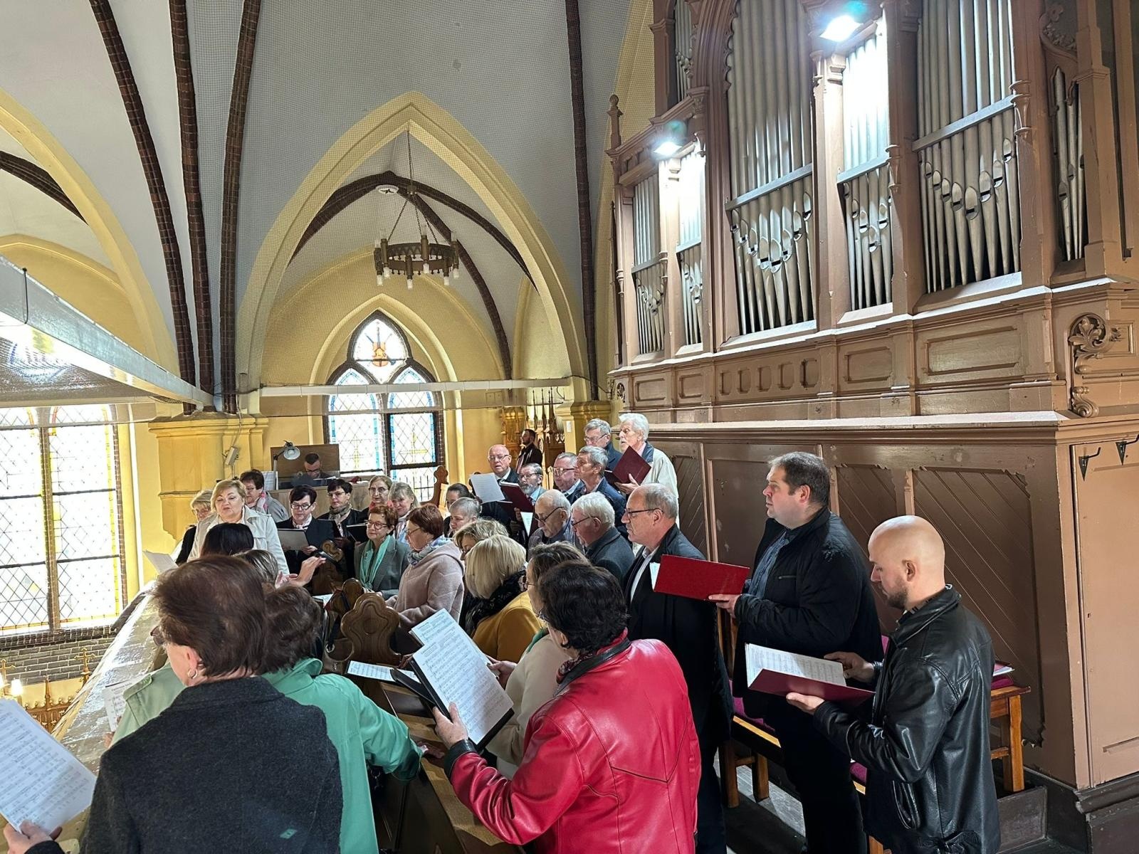 Zdjęcie w galerii na portalu naszwodzislaw.com: Chór Jadwiga z WCK wystąpił w kościele w Rydułtowach wiadomości z regionu
