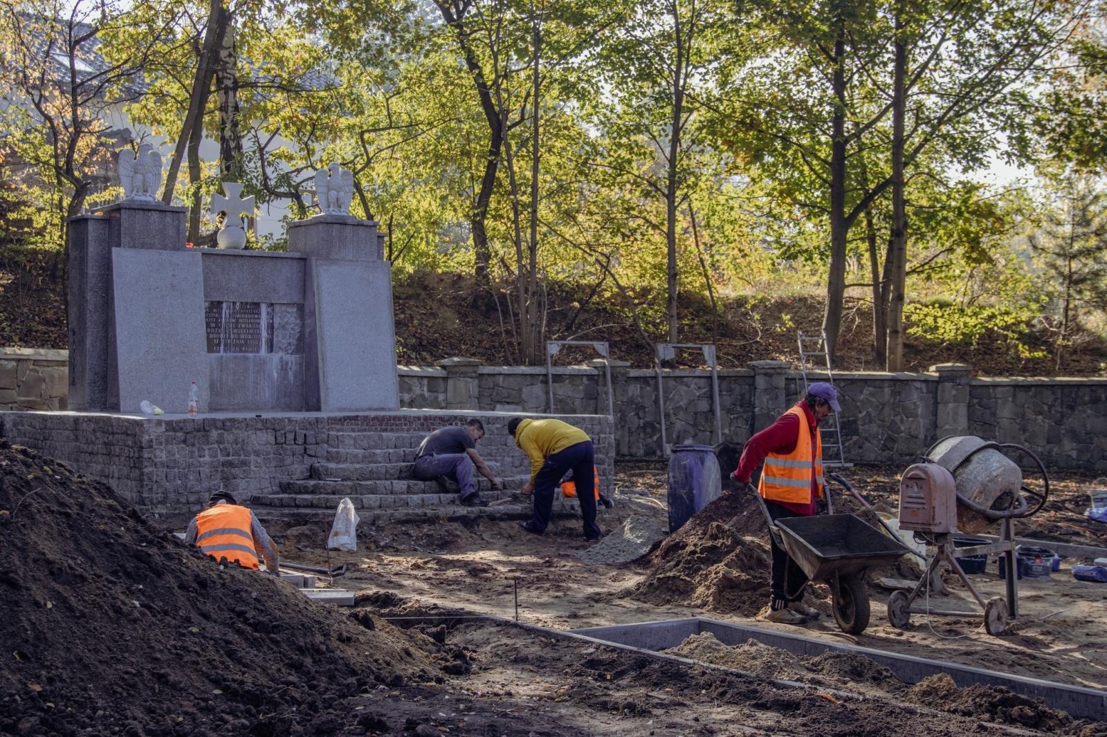 Zdjęcie w galerii na portalu naszwodzislaw.com: Trwa remont Mogiły Ofiar Marszu Śmierci wiadomości z regionu