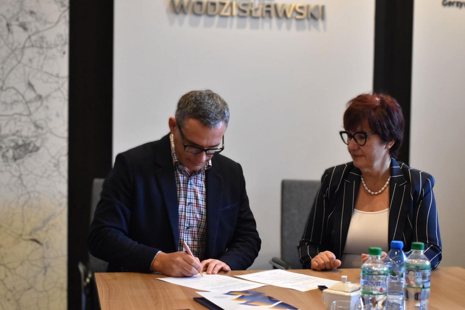 Zdjęcie w galerii na portalu naszwodzislaw.com: Rusza trzecia edycja programu Zawodowy debiut wiadomości z regionu