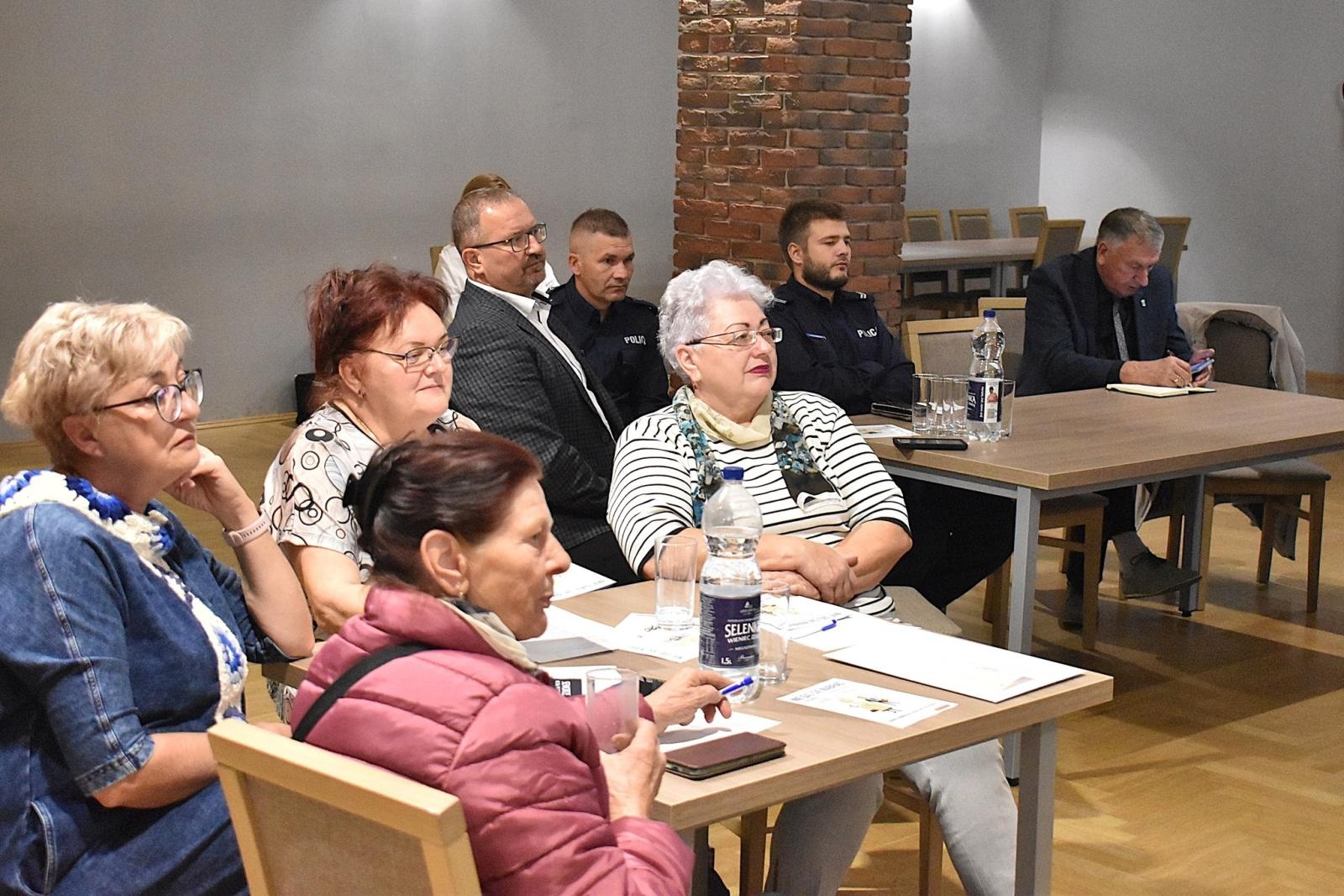 Zdjęcie w galerii na portalu naszwodzislaw.com: Godów. Policjanci uczulali seniorów na nowe formy oszustw wiadomości z regionu