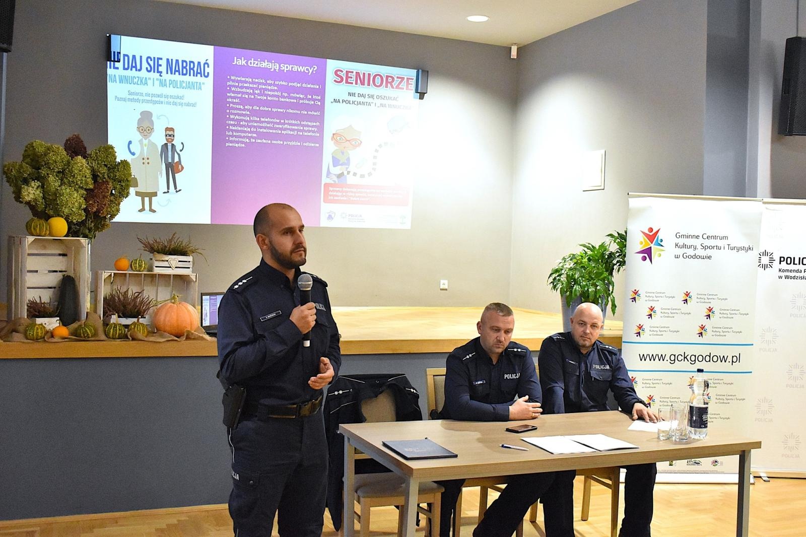 Zdjęcie w galerii na portalu naszwodzislaw.com: Godów. Policjanci uczulali seniorów na nowe formy oszustw wiadomości z regionu