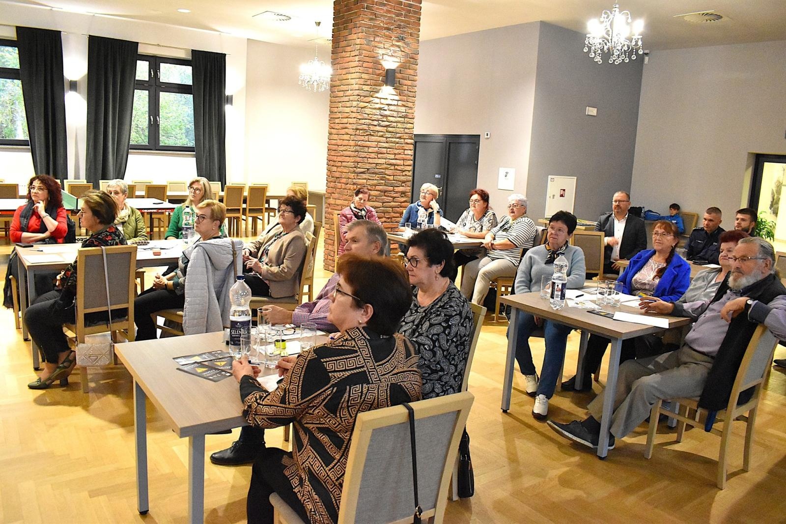 Zdjęcie w galerii na portalu naszwodzislaw.com: Godów. Policjanci uczulali seniorów na nowe formy oszustw wiadomości z regionu