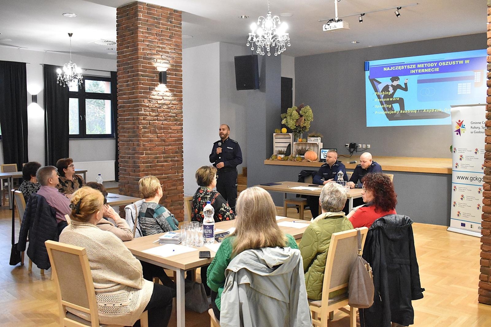 Zdjęcie w galerii na portalu naszwodzislaw.com: Godów. Policjanci uczulali seniorów na nowe formy oszustw wiadomości z regionu