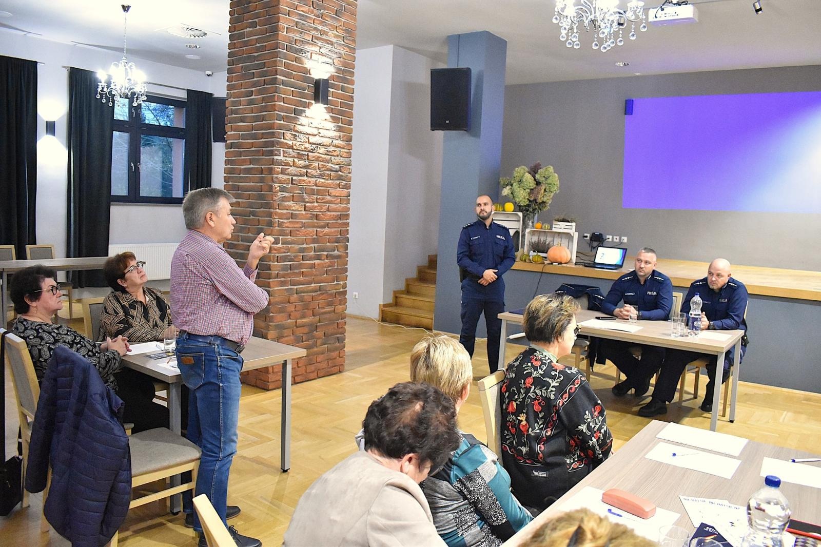 Zdjęcie w galerii na portalu naszwodzislaw.com: Godów. Policjanci uczulali seniorów na nowe formy oszustw wiadomości z regionu