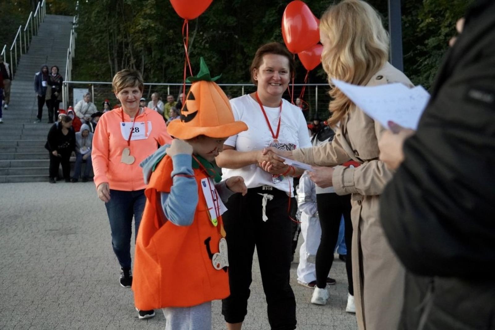 Zdjęcie w galerii na portalu naszwodzislaw.com: XIII Rodzinny Bieg Zakochanych przeszedł do historii [FOTO] wiadomości z regionu