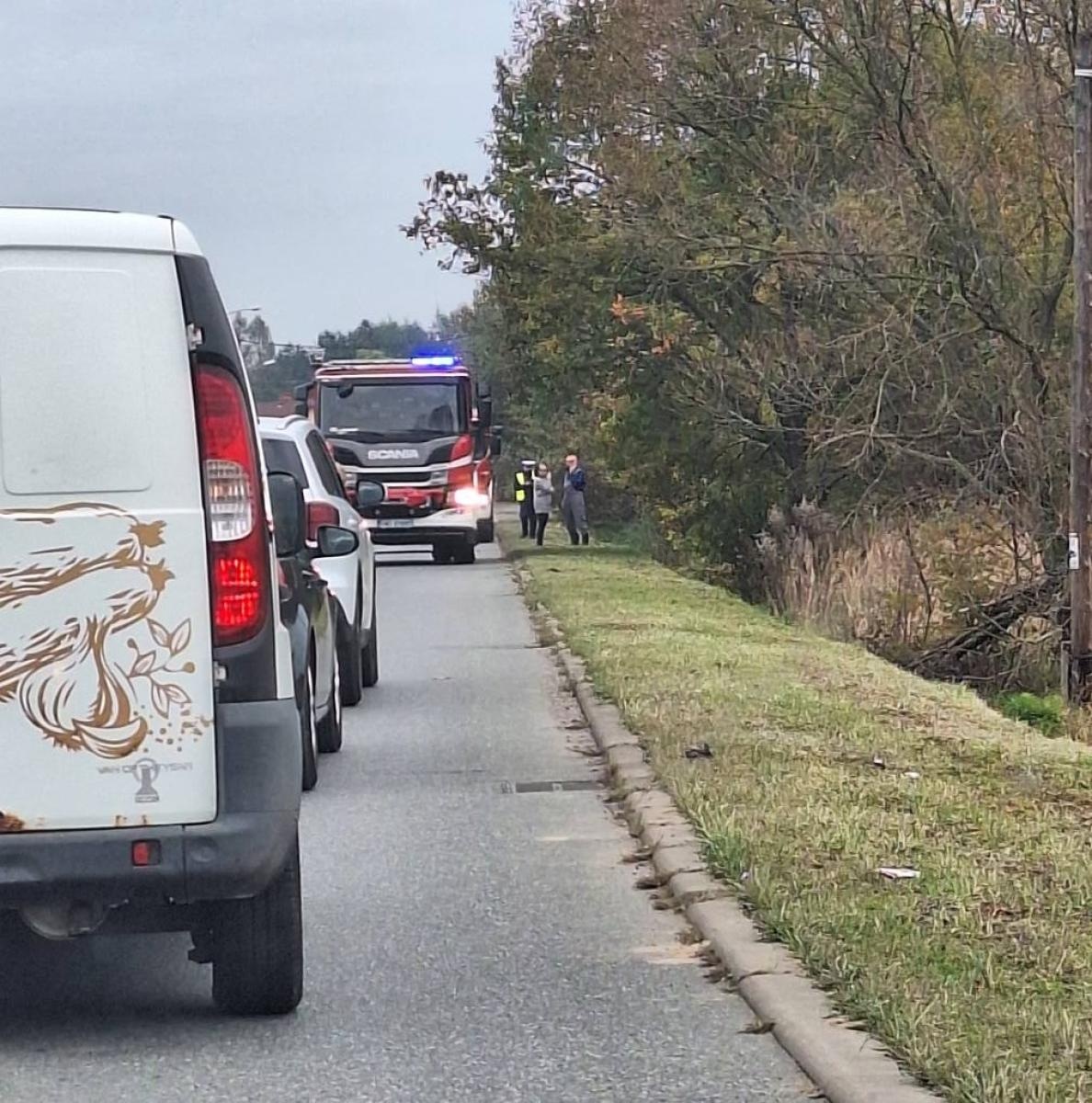 Zdjęcie w galerii na portalu naszwodzislaw.com: Dachowanie na Czyżowickiej. Kierowca trafił do szpitala wiadomości z regionu