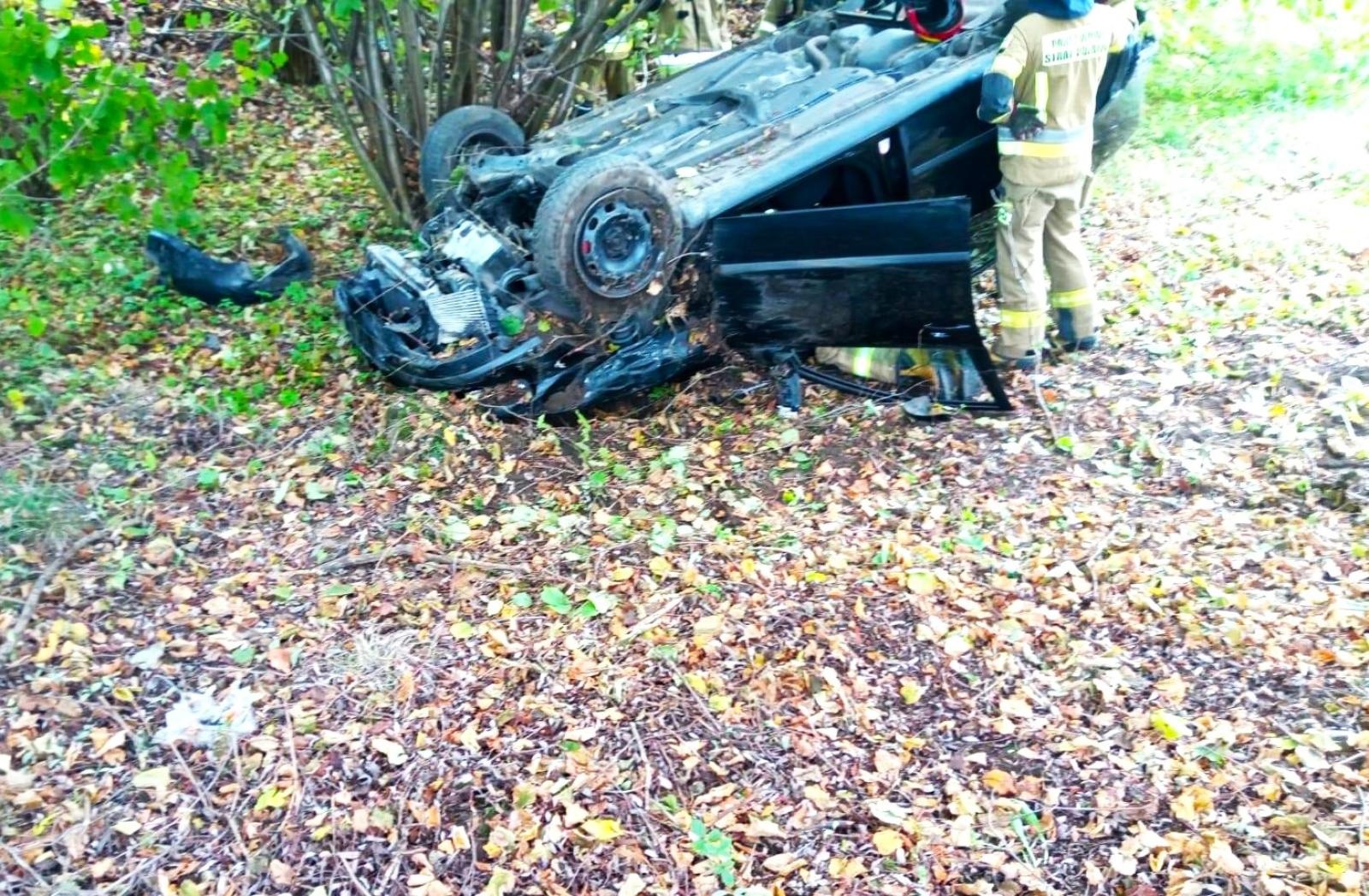 Zdjęcie w galerii na portalu naszwodzislaw.com: Dachowanie na Czyżowickiej. Kierowca trafił do szpitala wiadomości z regionu