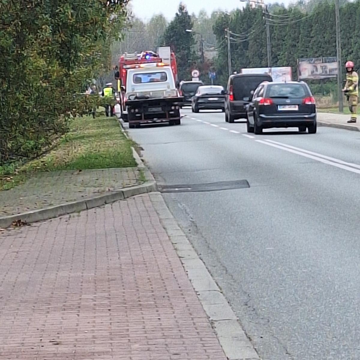 Zdjęcie w galerii na portalu naszwodzislaw.com: Dachowanie na Czyżowickiej. Kierowca trafił do szpitala wiadomości z regionu