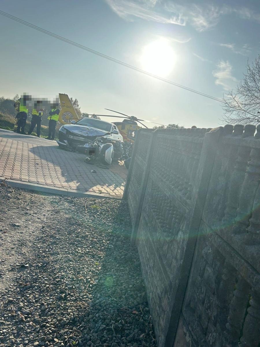 Zdjęcie w galerii na portalu naszwodzislaw.com: Zderzenie motocykla z osobówką w Lubomi. W akcji dwa śmigłowce LPR wiadomości z regionu