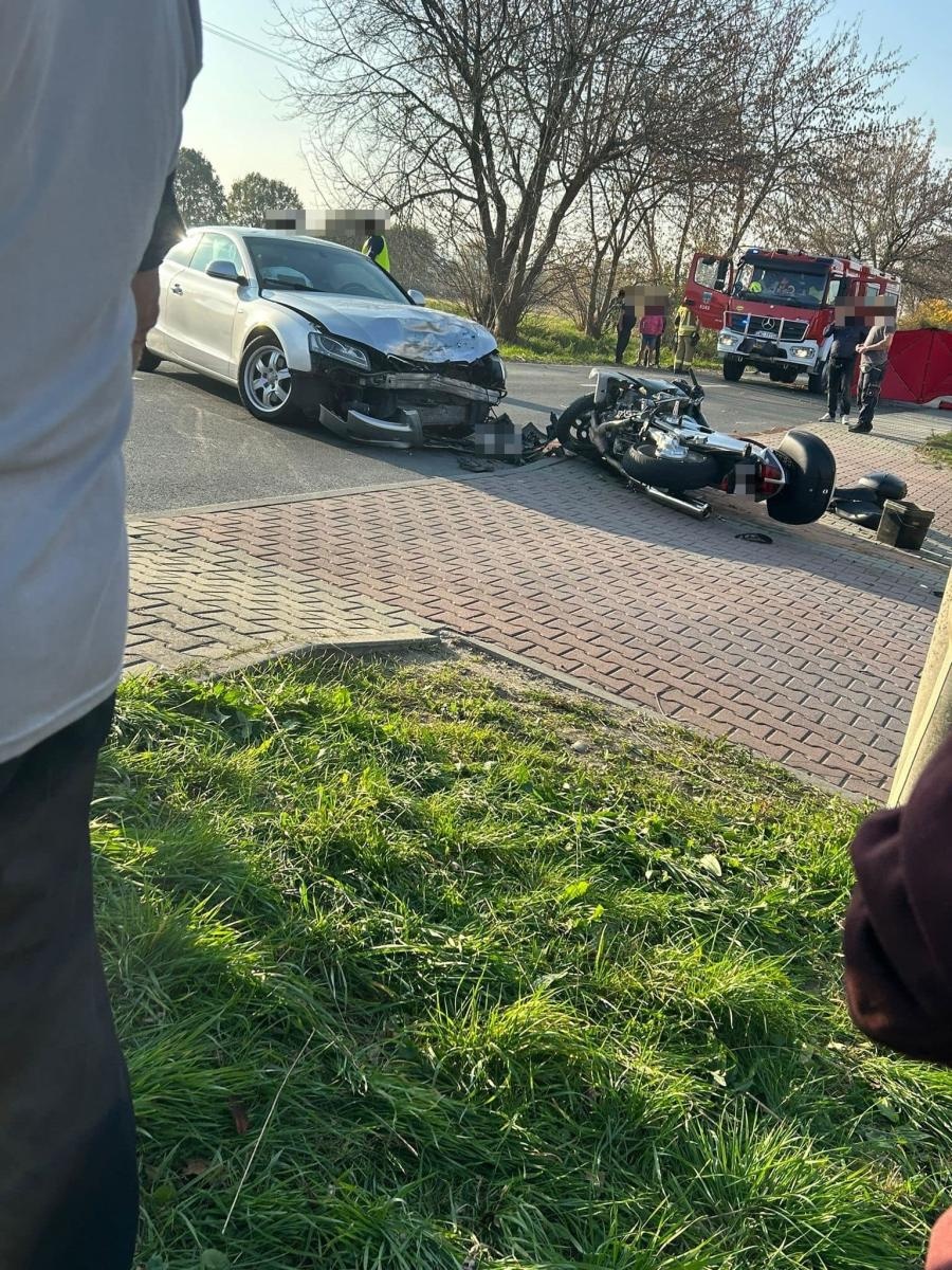 Zdjęcie w galerii na portalu naszwodzislaw.com: Zderzenie motocykla z osobówką w Lubomi. W akcji dwa śmigłowce LPR wiadomości z regionu