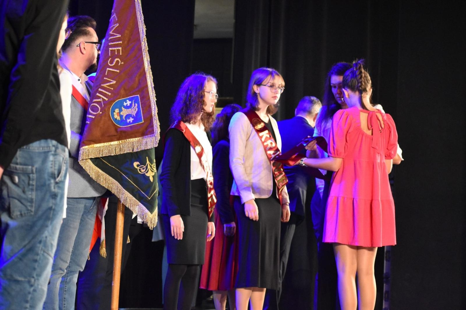 Zdjęcie w galerii na portalu naszwodzislaw.com: Uczniowie rzemiosła złożyli ślubowanie wiadomości z regionu