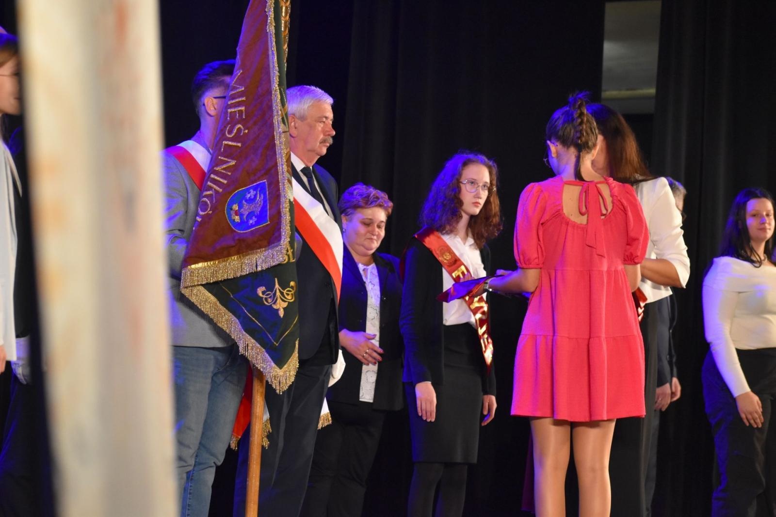 Zdjęcie w galerii na portalu naszwodzislaw.com: Uczniowie rzemiosła złożyli ślubowanie wiadomości z regionu