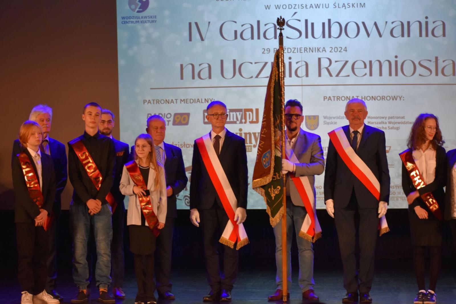 Zdjęcie w galerii na portalu naszwodzislaw.com: Uczniowie rzemiosła złożyli ślubowanie wiadomości z regionu