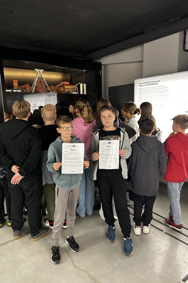 Zdjęcie w galerii na portalu naszwodzislaw.com: Uczniowie z Polski i Czech zobaczyli jak od środka wygląda kopalnia wiadomości z regionu
