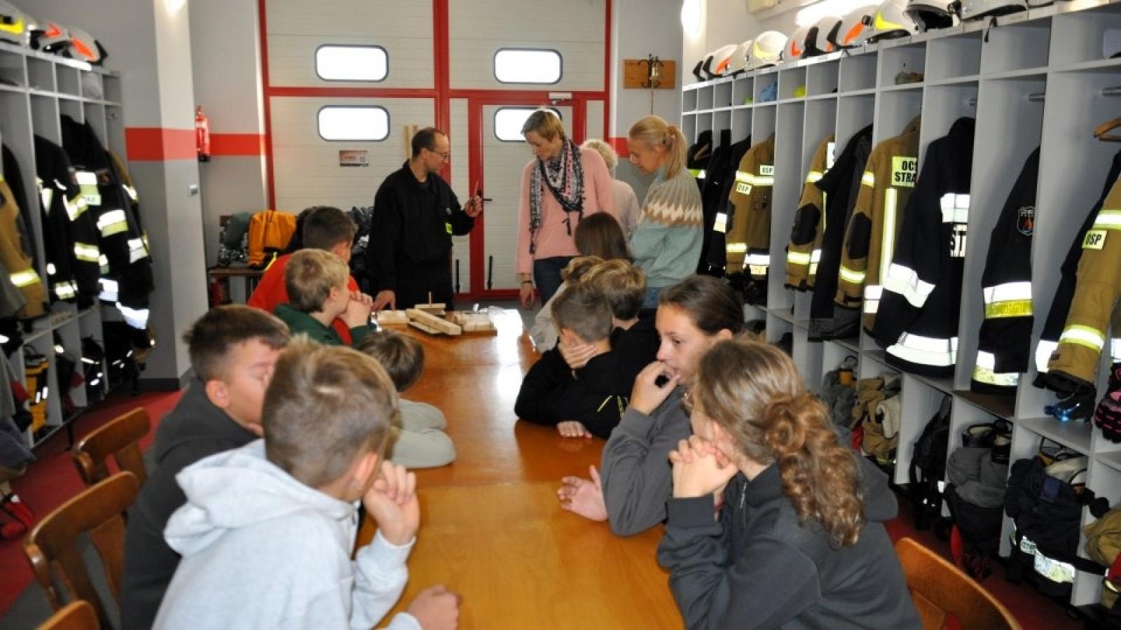 Zdjęcie w galerii na portalu naszwodzislaw.com: Pszów. Uczniowie SP4 wykonali ptasie domki do Parku Ryszard wiadomości z regionu