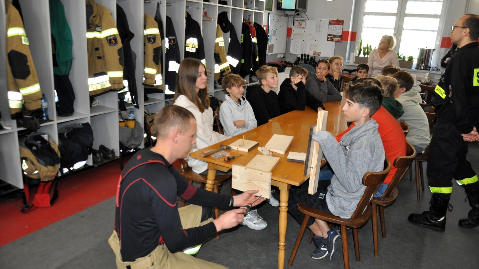 Zdjęcie w galerii na portalu naszwodzislaw.com: Pszów. Uczniowie SP4 wykonali ptasie domki do Parku Ryszard wiadomości z regionu