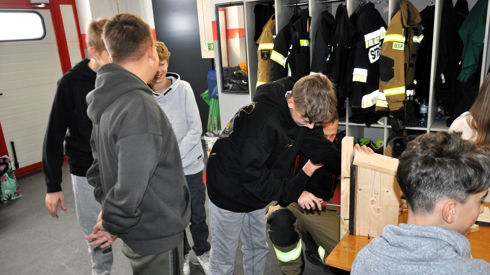 Zdjęcie w galerii na portalu naszwodzislaw.com: Pszów. Uczniowie SP4 wykonali ptasie domki do Parku Ryszard wiadomości z regionu