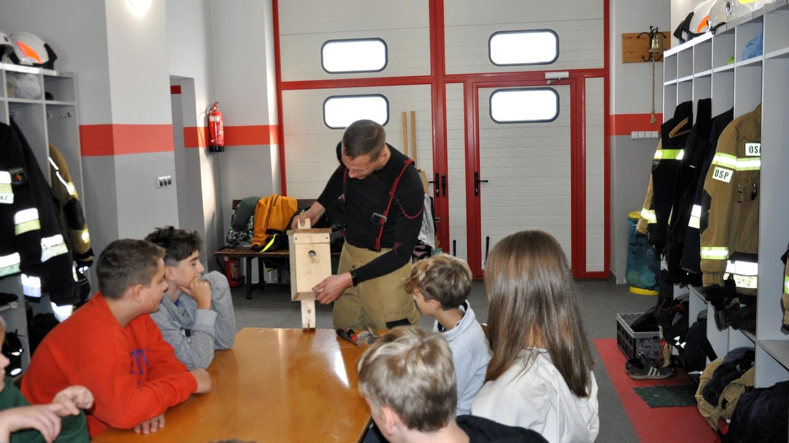 Zdjęcie w galerii na portalu naszwodzislaw.com: Pszów. Uczniowie SP4 wykonali ptasie domki do Parku Ryszard wiadomości z regionu