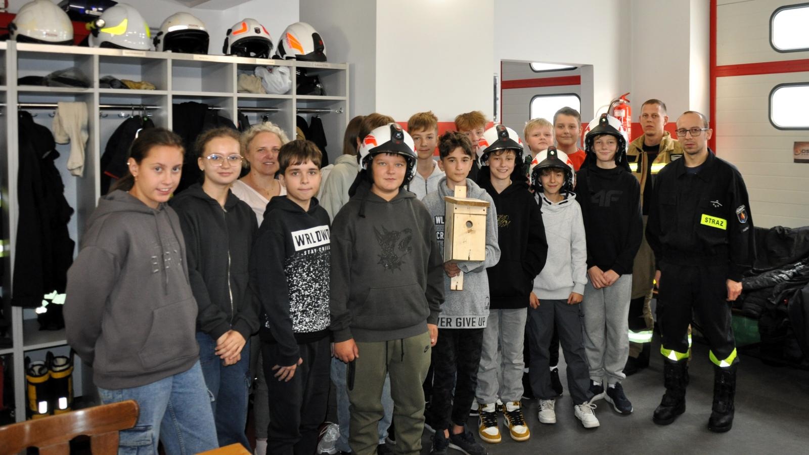 Zdjęcie w galerii na portalu naszwodzislaw.com: Pszów. Uczniowie SP4 wykonali ptasie domki do Parku Ryszard wiadomości z regionu