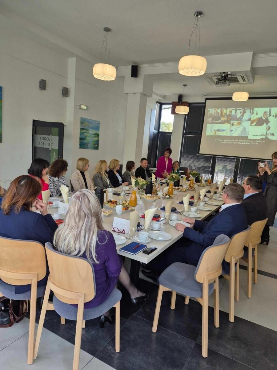 Zdjęcie w galerii na portalu naszwodzislaw.com: Jak wykorzystać potencjał zawodowy Silversów na rynku pracy? Debata w wodzisławskim PUP wiadomości z regionu