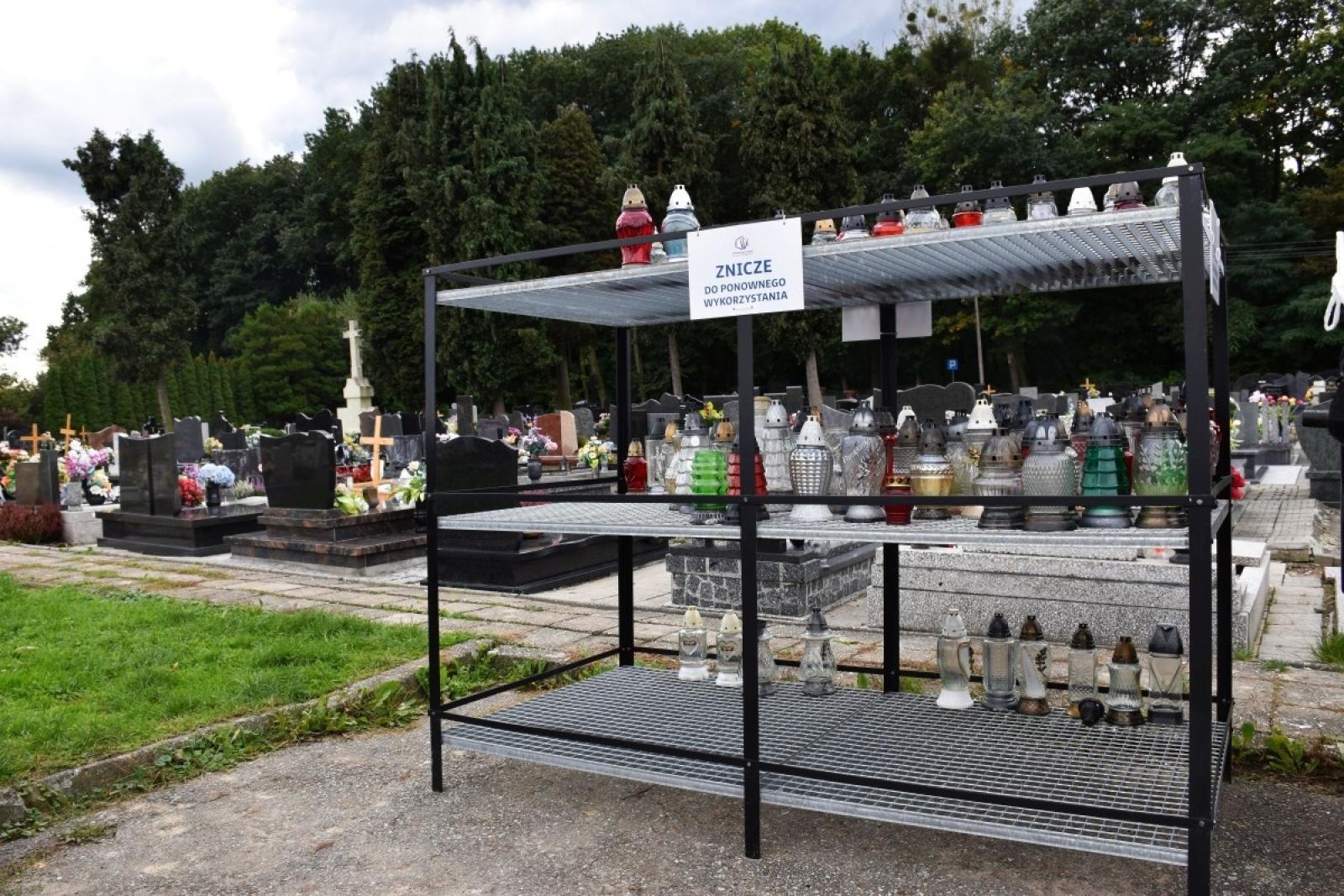 Zdjęcie w galerii na portalu naszwodzislaw.com: Nie kupuj nowych, wykorzystaj używane. Regały na znicze na wodzisławskich nekropoliach wiadomości z regionu