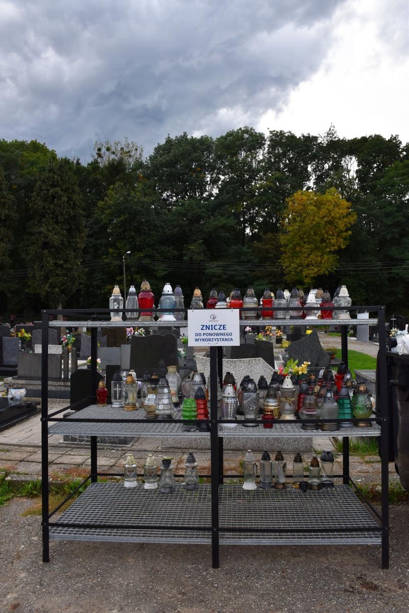 Zdjęcie w galerii na portalu naszwodzislaw.com: Nie kupuj nowych, wykorzystaj używane. Regały na znicze na wodzisławskich nekropoliach wiadomości z regionu
