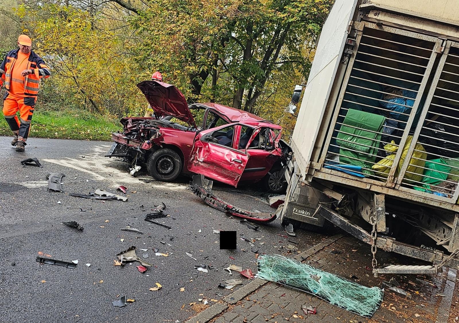 Zdjęcie w galerii na portalu naszwodzislaw.com: Groźne zdarzenie w Rogowie. Osobówka wgnieciona pod ciężarówkę [FOTO] wiadomości z regionu