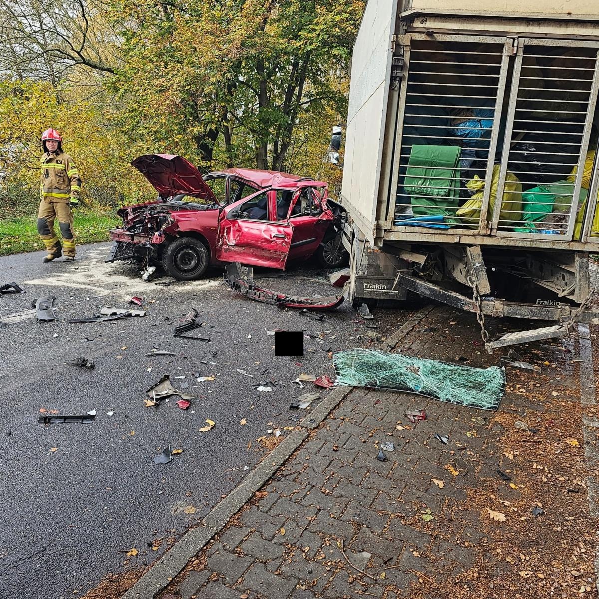 Zdjęcie w galerii na portalu naszwodzislaw.com: Groźne zdarzenie w Rogowie. Osobówka wgnieciona pod ciężarówkę [FOTO] wiadomości z regionu
