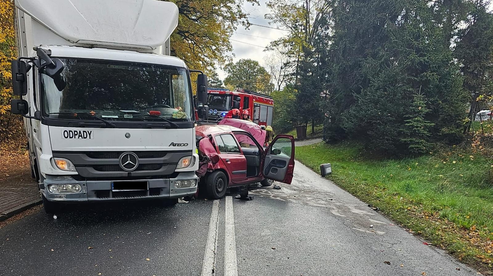 Zdjęcie w galerii na portalu naszwodzislaw.com: Groźne zdarzenie w Rogowie. Osobówka wgnieciona pod ciężarówkę [FOTO] wiadomości z regionu