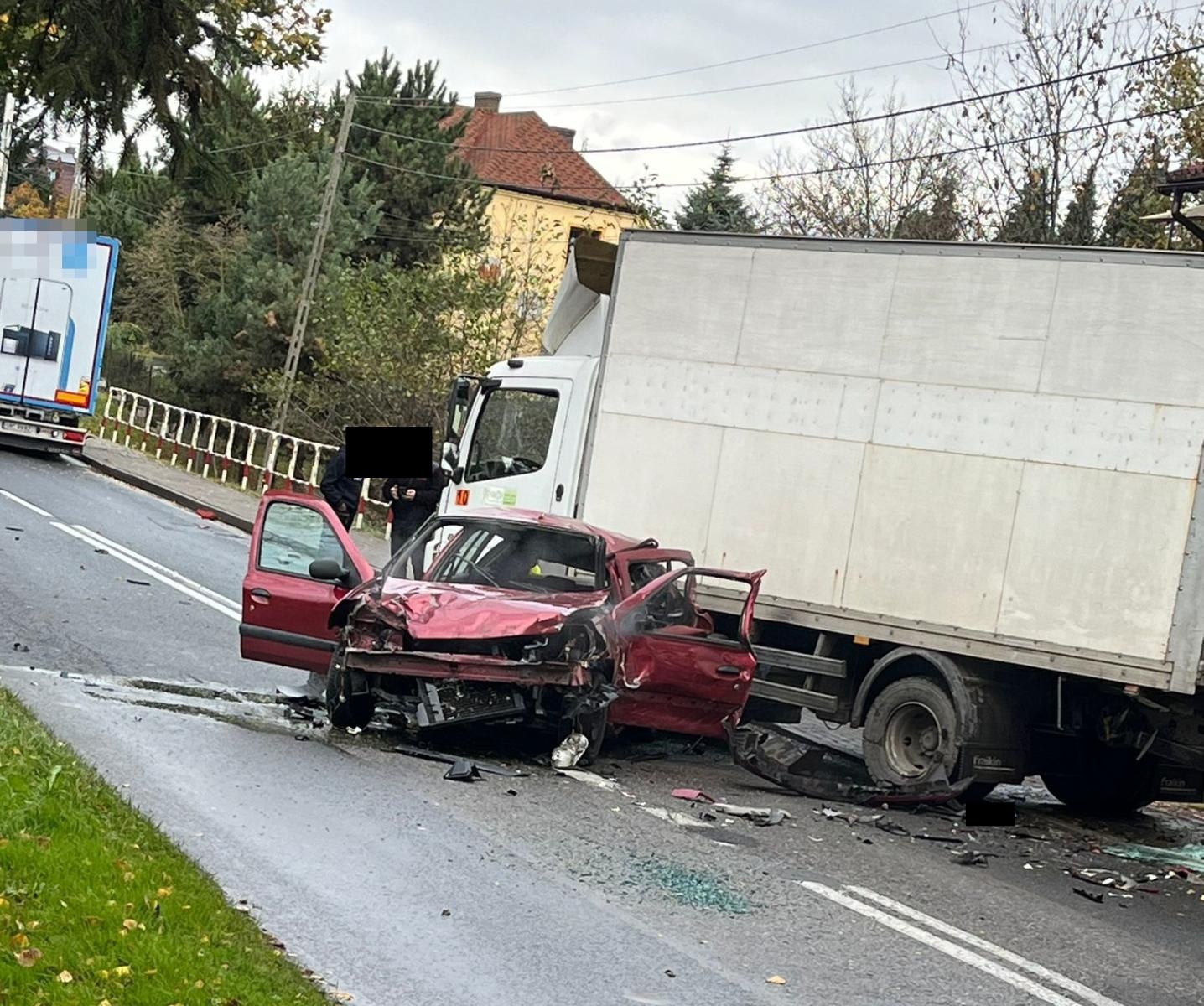 Zdjęcie w galerii na portalu naszwodzislaw.com: Groźne zdarzenie w Rogowie. Osobówka wgnieciona pod ciężarówkę [FOTO] wiadomości z regionu