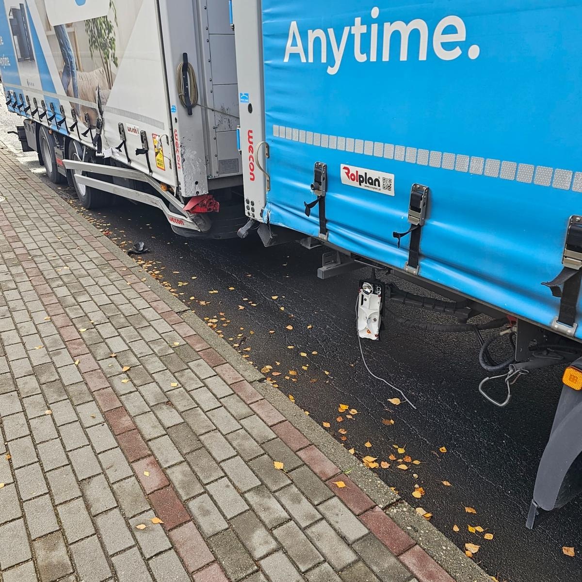 Zdjęcie w galerii na portalu naszwodzislaw.com: Groźne zdarzenie w Rogowie. Osobówka wgnieciona pod ciężarówkę [FOTO] wiadomości z regionu