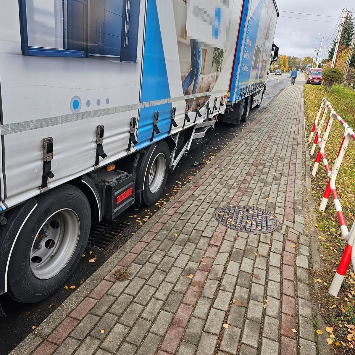 Zdjęcie w galerii na portalu naszwodzislaw.com: Groźne zdarzenie w Rogowie. Osobówka wgnieciona pod ciężarówkę [FOTO] wiadomości z regionu