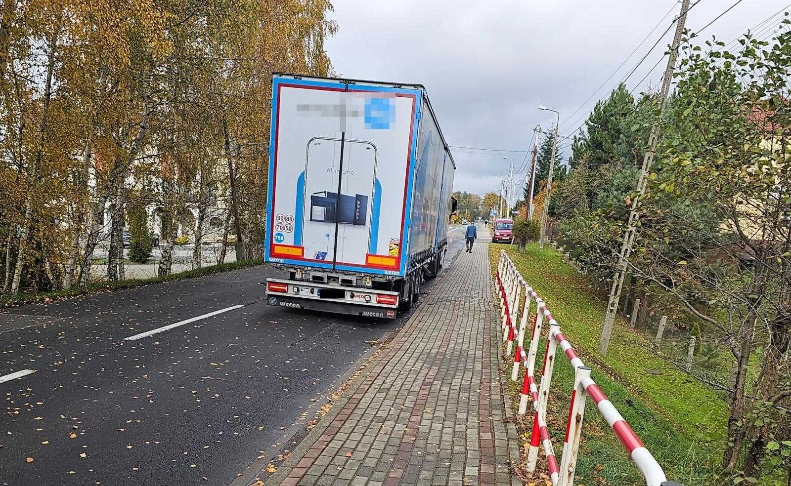 Zdjęcie w galerii na portalu naszwodzislaw.com: Groźne zdarzenie w Rogowie. Osobówka wgnieciona pod ciężarówkę [FOTO] wiadomości z regionu