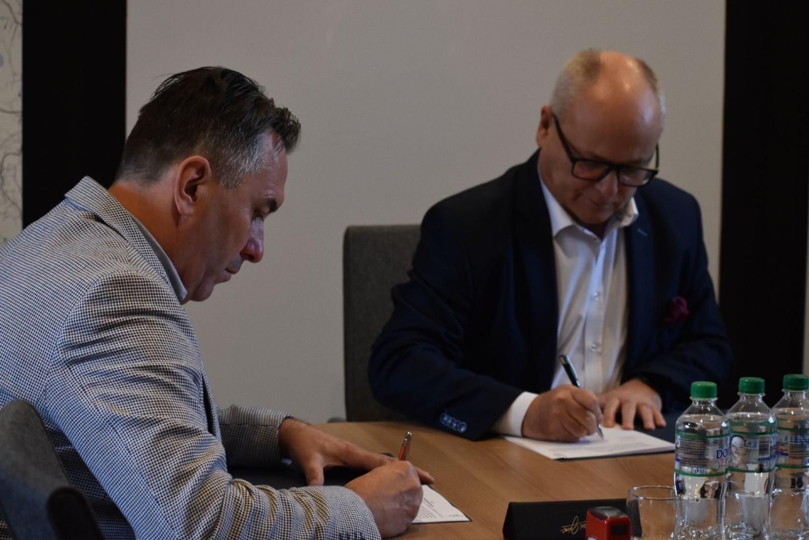 Zdjęcie w galerii na portalu naszwodzislaw.com: Umowa podpisana. Ulica 1 Maja w Gołkowicach doczeka się remontu wiadomości z regionu