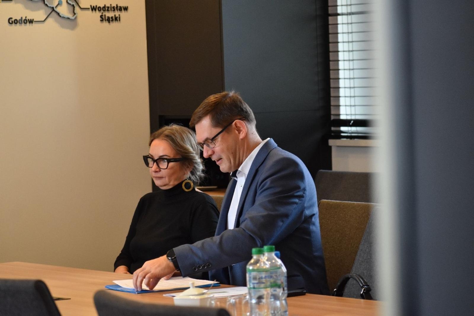 Zdjęcie w galerii na portalu naszwodzislaw.com: Umowa podpisana. Ulica 1 Maja w Gołkowicach doczeka się remontu wiadomości z regionu