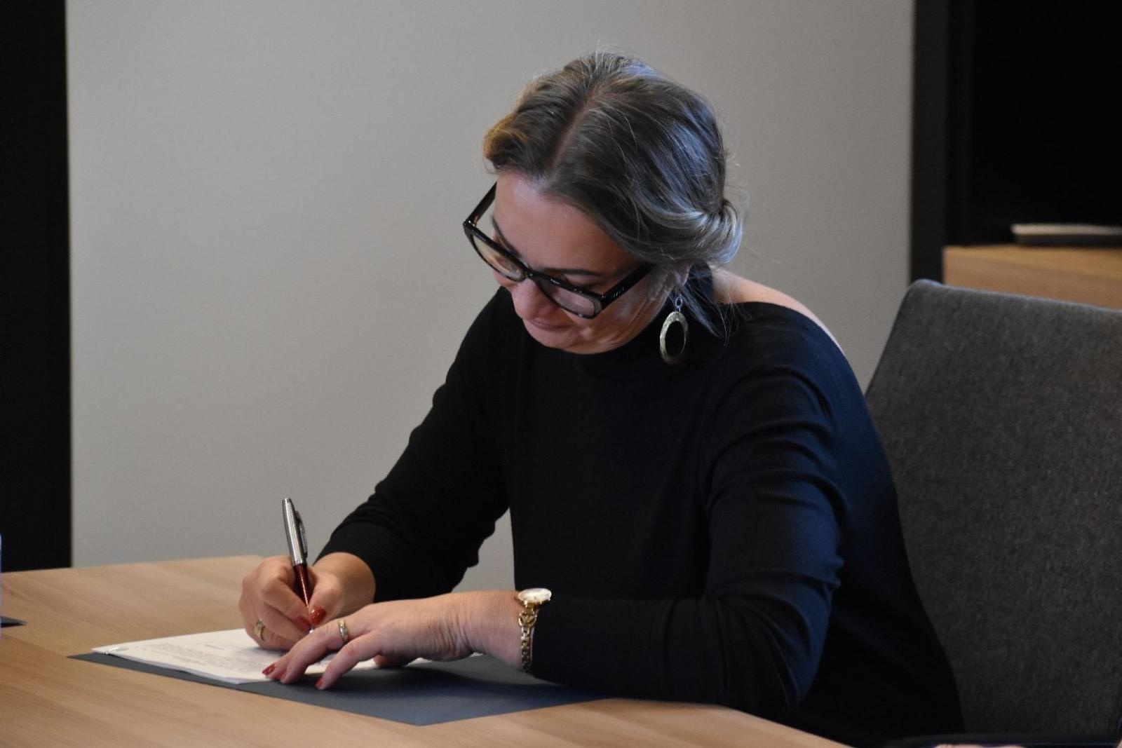 Zdjęcie w galerii na portalu naszwodzislaw.com: Umowa podpisana. Ulica 1 Maja w Gołkowicach doczeka się remontu wiadomości z regionu