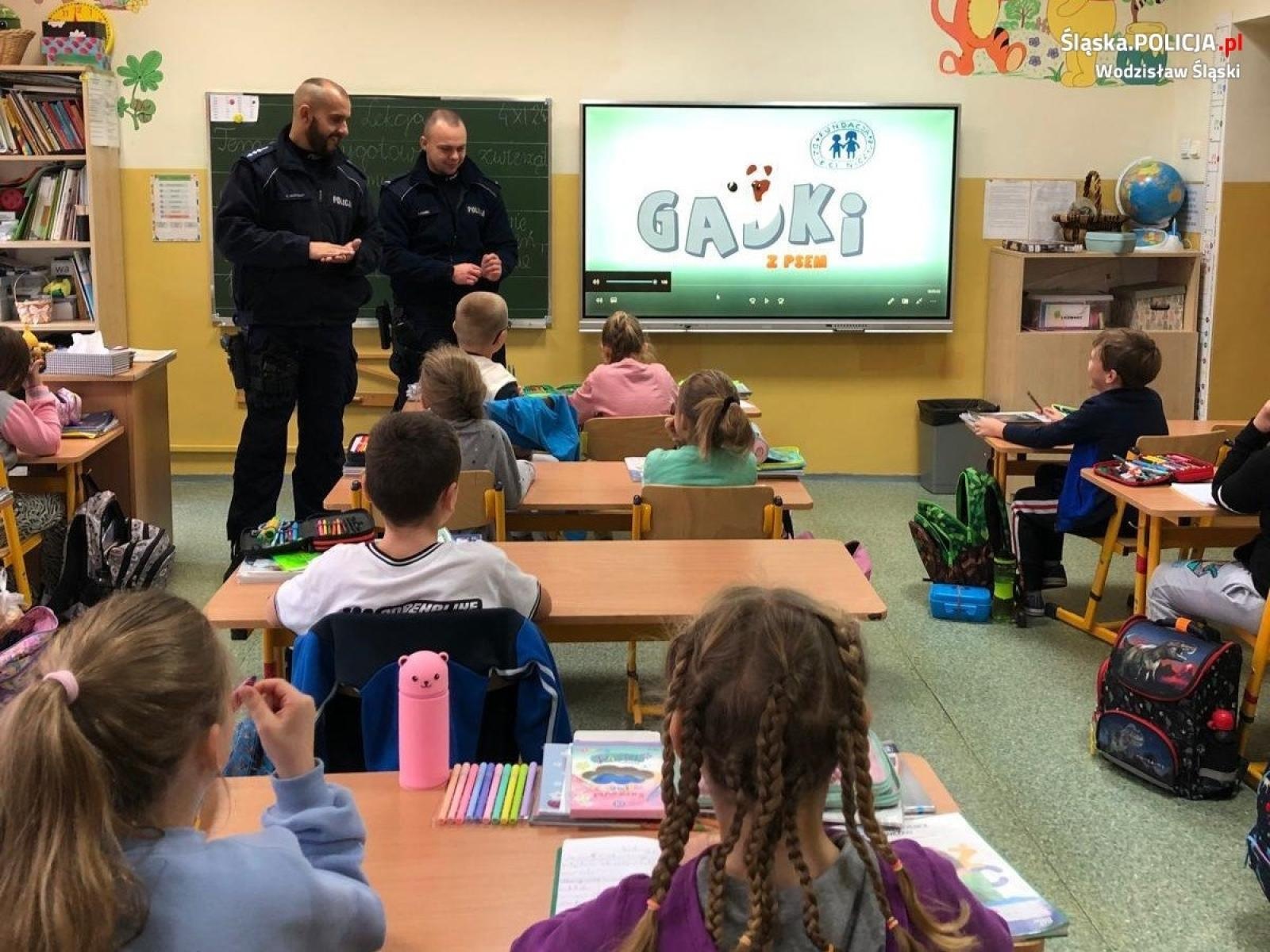 Zdjęcie w galerii na portalu naszwodzislaw.com: Kampania Dobre dzieciństwo daje dziecku moc. Spotkanie z policjantami w pszowskiej SP4 wiadomości z regionu