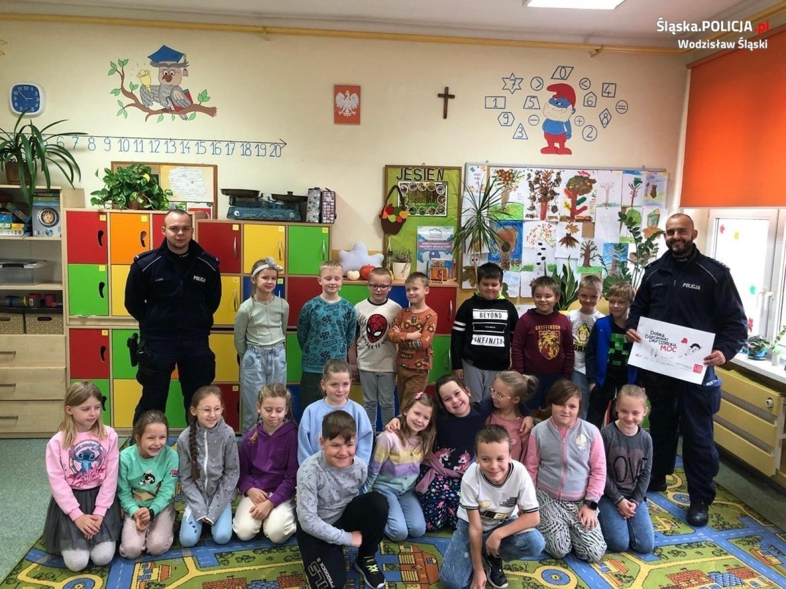 Zdjęcie w galerii na portalu naszwodzislaw.com: Kampania Dobre dzieciństwo daje dziecku moc. Spotkanie z policjantami w pszowskiej SP4 wiadomości z regionu
