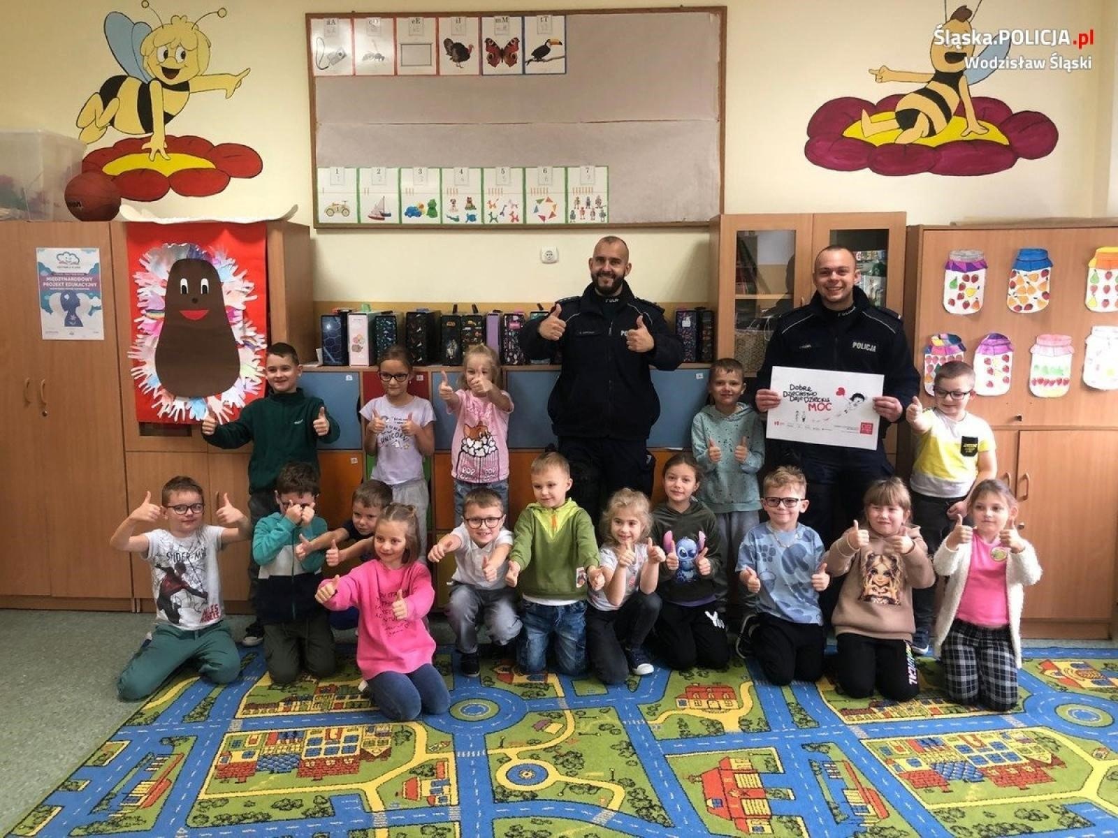 Zdjęcie w galerii na portalu naszwodzislaw.com: Kampania Dobre dzieciństwo daje dziecku moc. Spotkanie z policjantami w pszowskiej SP4 wiadomości z regionu
