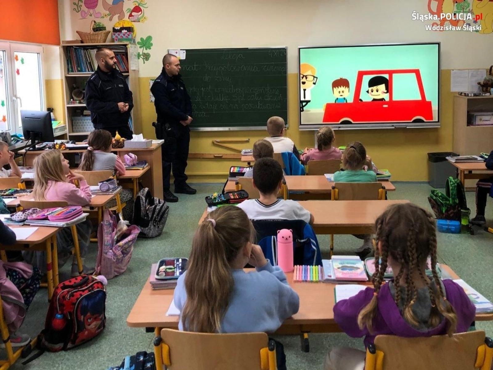 Zdjęcie w galerii na portalu naszwodzislaw.com: Kampania Dobre dzieciństwo daje dziecku moc. Spotkanie z policjantami w pszowskiej SP4 wiadomości z regionu