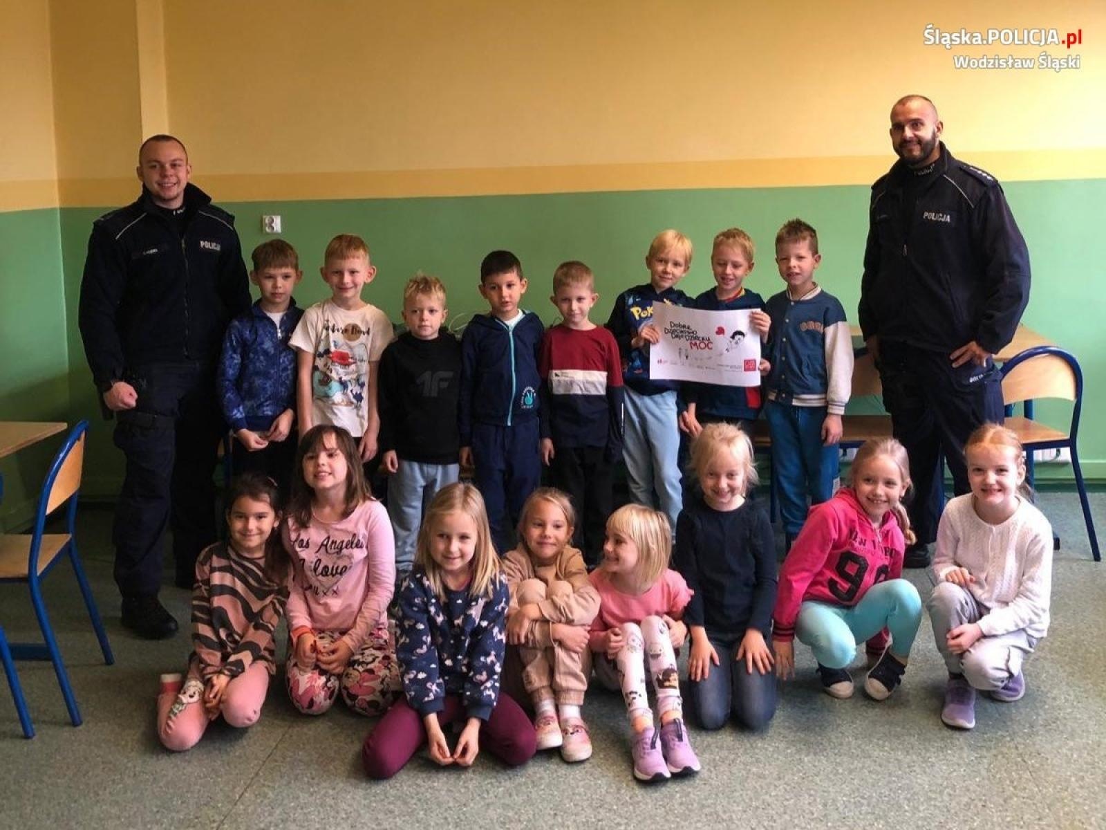 Zdjęcie w galerii na portalu naszwodzislaw.com: Kampania Dobre dzieciństwo daje dziecku moc. Spotkanie z policjantami w pszowskiej SP4 wiadomości z regionu