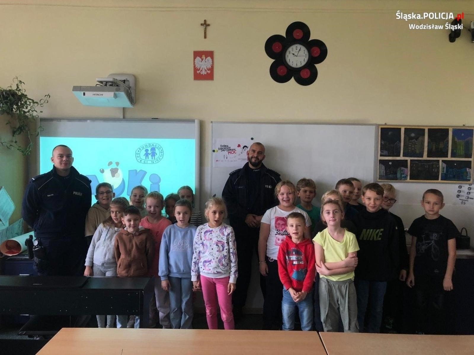 Zdjęcie w galerii na portalu naszwodzislaw.com: Kampania Dobre dzieciństwo daje dziecku moc. Spotkanie z policjantami w pszowskiej SP4 wiadomości z regionu