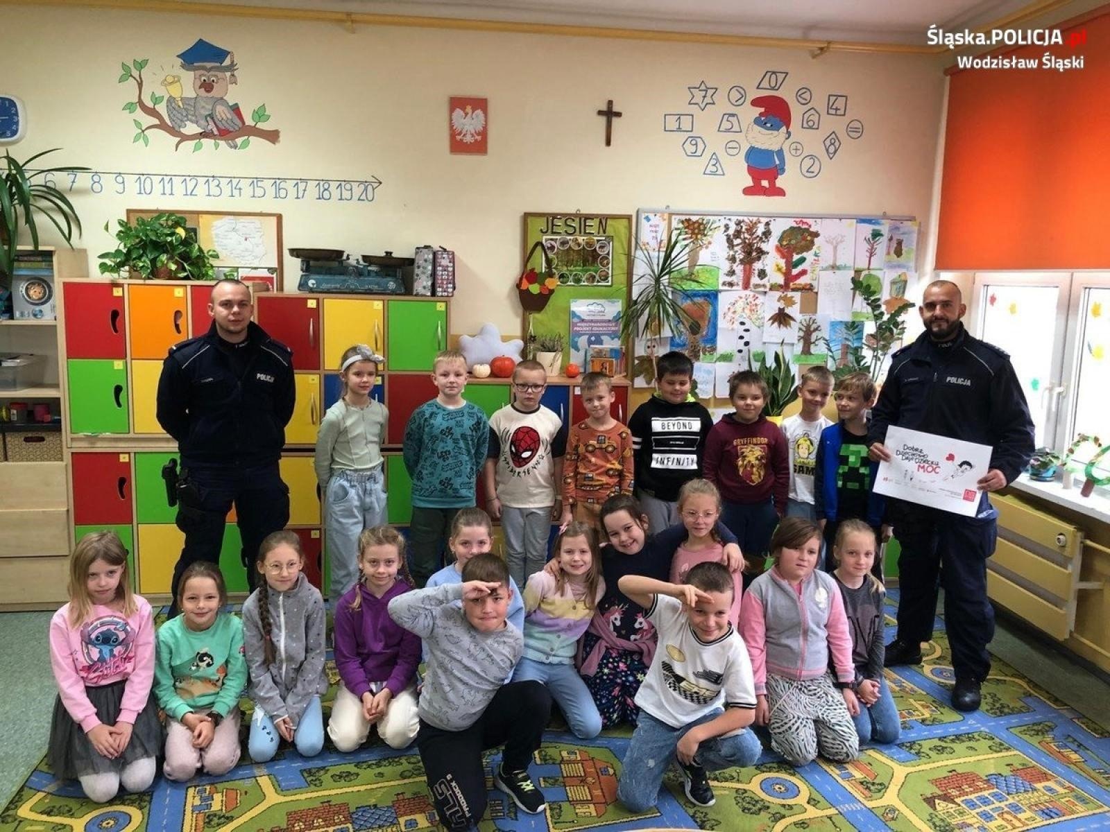 Zdjęcie w galerii na portalu naszwodzislaw.com: Kampania Dobre dzieciństwo daje dziecku moc. Spotkanie z policjantami w pszowskiej SP4 wiadomości z regionu