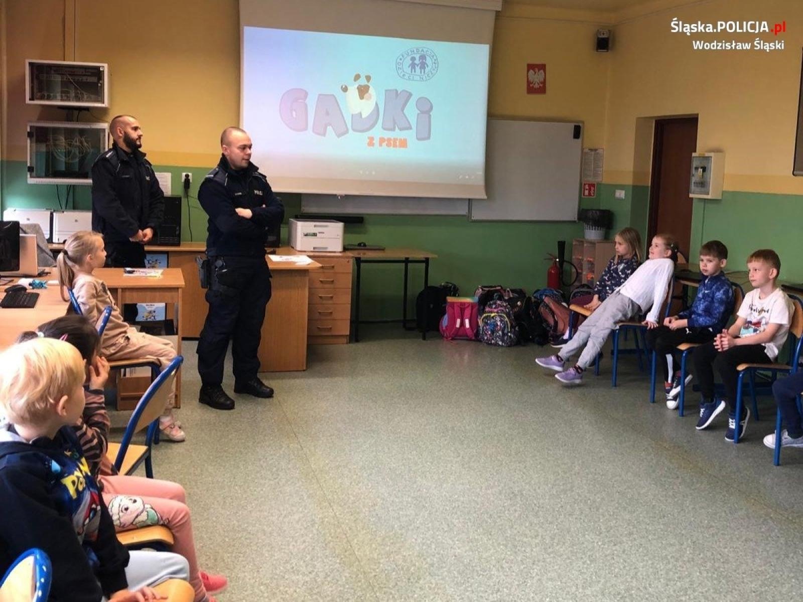 Zdjęcie w galerii na portalu naszwodzislaw.com: Kampania Dobre dzieciństwo daje dziecku moc. Spotkanie z policjantami w pszowskiej SP4 wiadomości z regionu