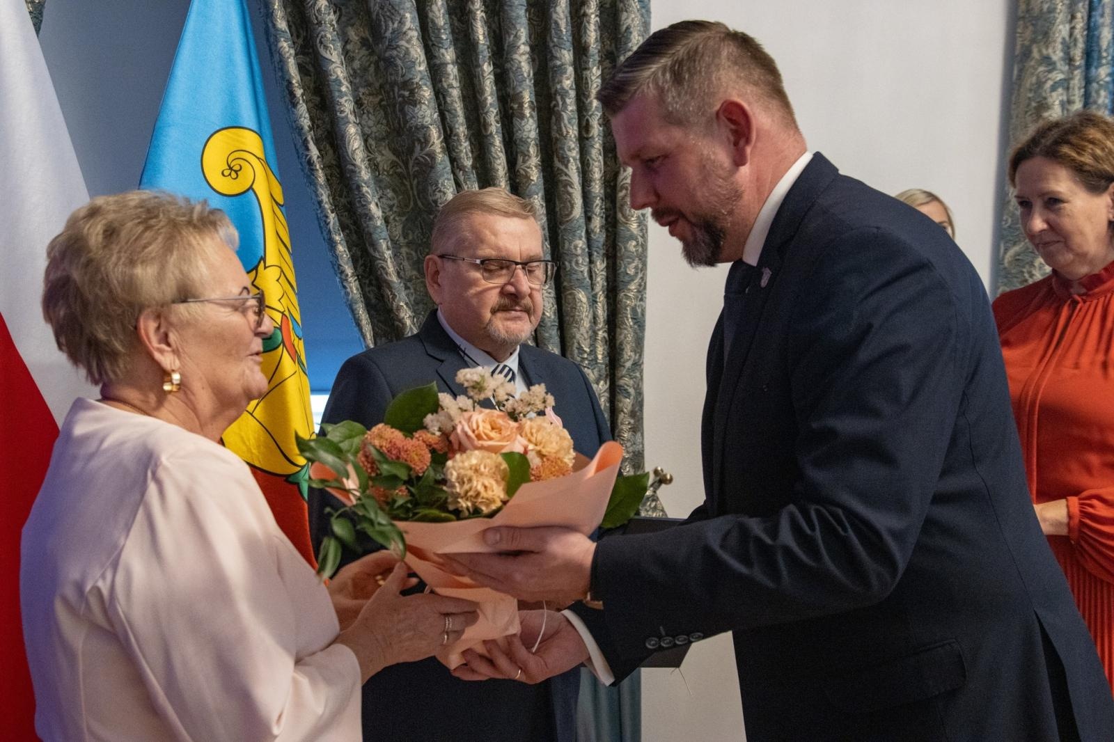 Zdjęcie w galerii na portalu naszwodzislaw.com: Jubilaci świętowali złote gody w Pałacu Dietrichsteinów [FOTO] wiadomości z regionu