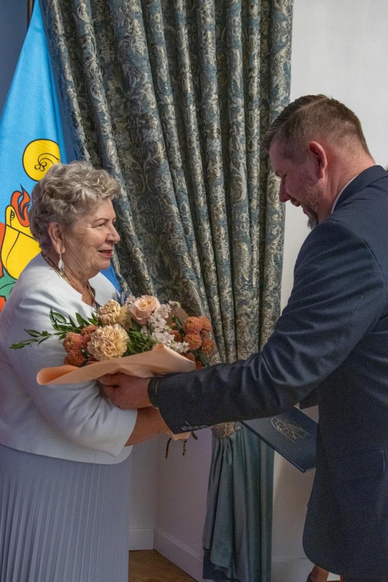 Zdjęcie w galerii na portalu naszwodzislaw.com: Jubilaci świętowali złote gody w Pałacu Dietrichsteinów [FOTO] wiadomości z regionu