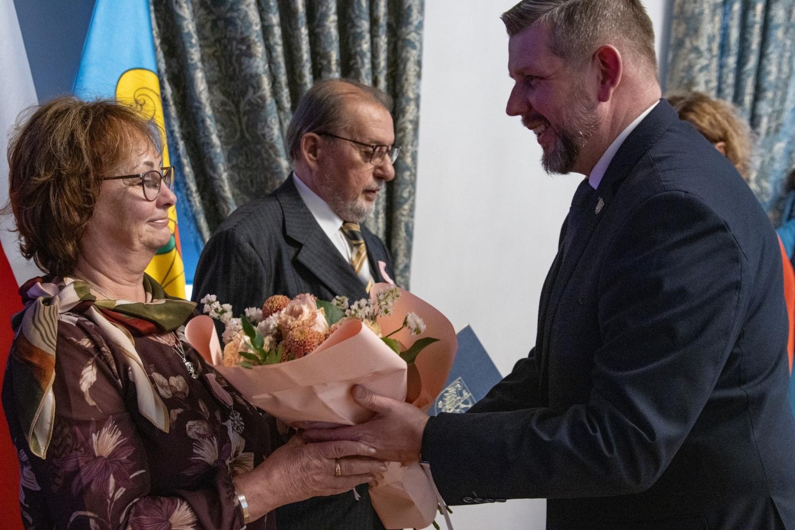 Zdjęcie w galerii na portalu naszwodzislaw.com: Jubilaci świętowali złote gody w Pałacu Dietrichsteinów [FOTO] wiadomości z regionu